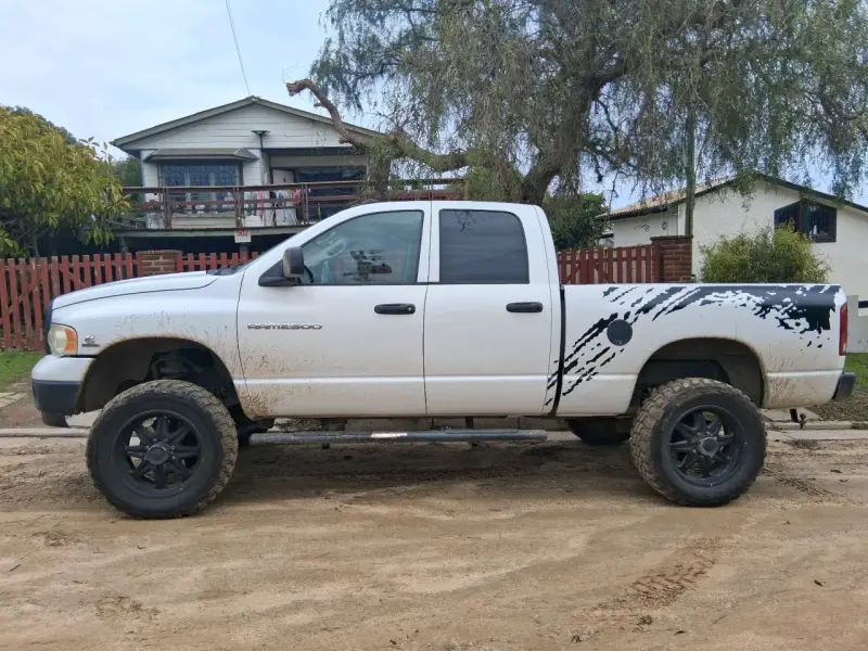Vendo mi Camioneta Dodge Ram 2500 4x4 blanca - 2