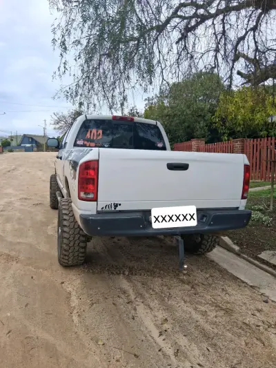 Vendo mi Camioneta Dodge Ram 2500 4x4 blanca - miniatura 3