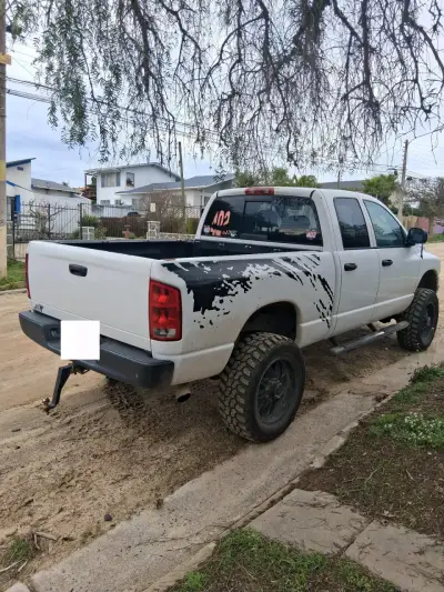 Vendo mi Camioneta Dodge Ram 2500 4x4 blanca - miniatura 4