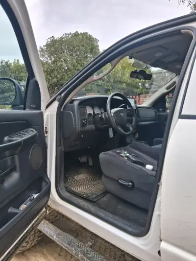 Vendo mi Camioneta Dodge Ram 2500 4x4 blanca - miniatura 5