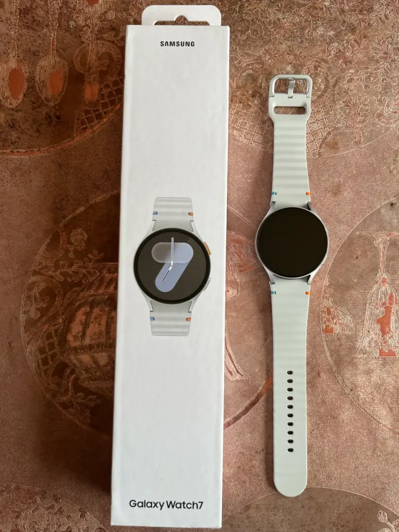 Samsung Galaxy Watch7 con Correa Blanca - 1