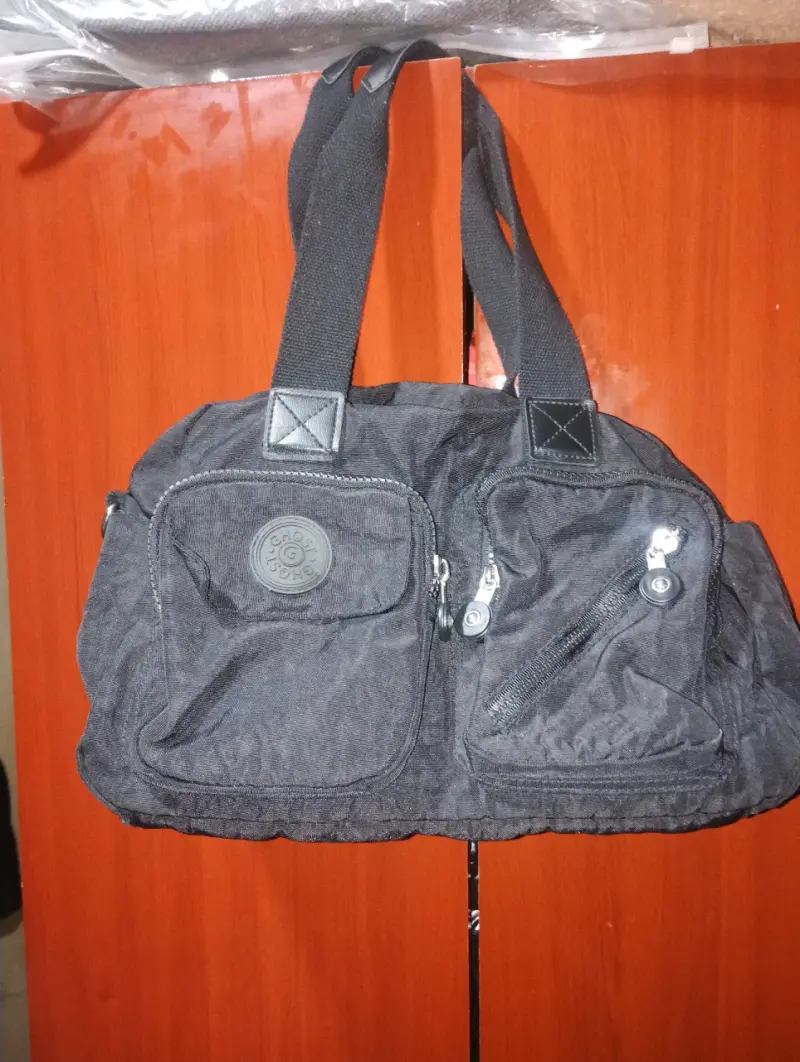 Cartera negra con múltiples bolsillos - 1