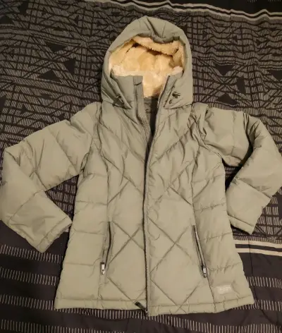 Chaqueta de invierno verde con capucha para mujer - miniatura 1