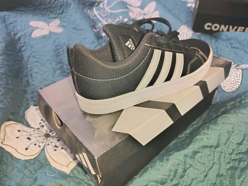 Zapatillas deportivas negras Adidas y Converse - 1