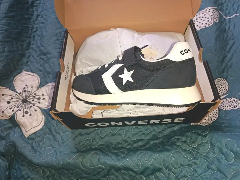 Zapatillas deportivas negras Adidas y Converse - 2