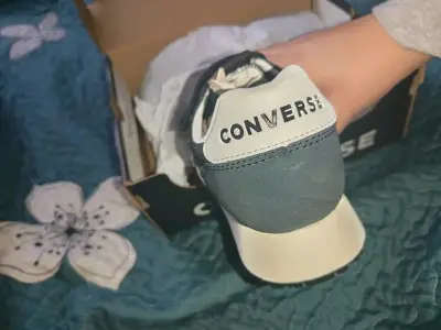 Zapatillas deportivas negras Adidas y Converse - miniatura 3
