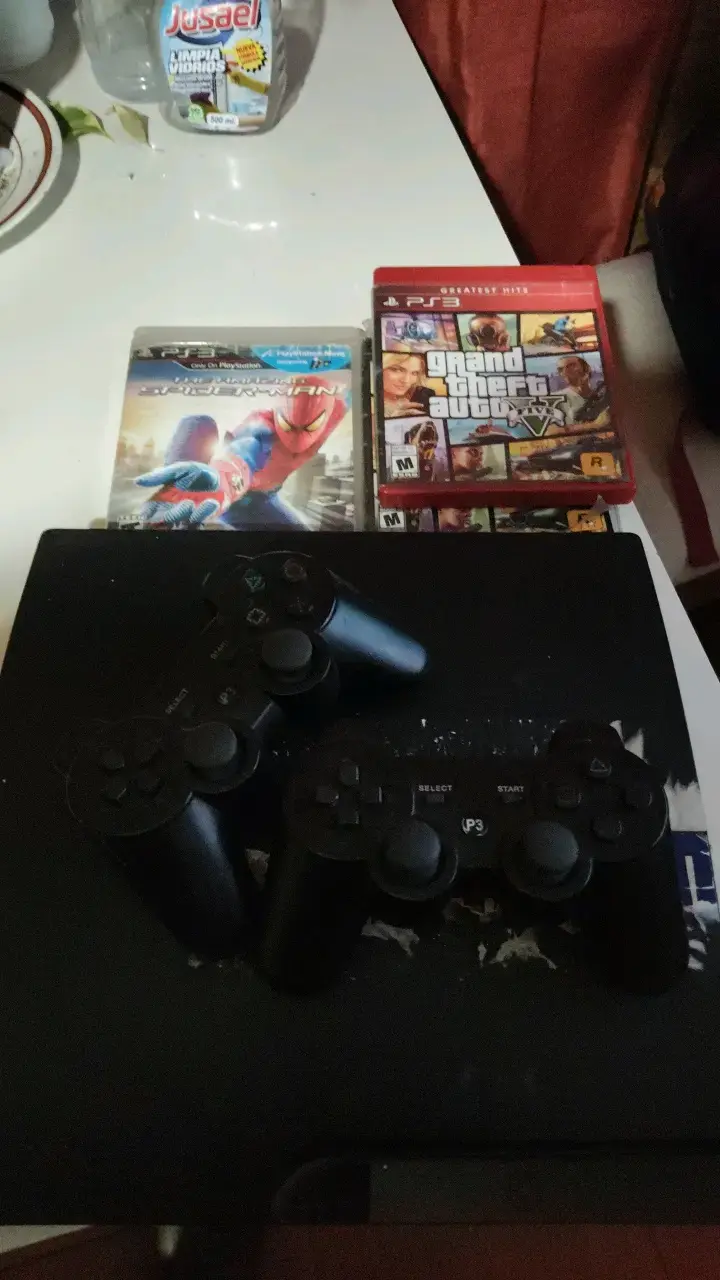 Consola PS3 con dos juegos y dos controles