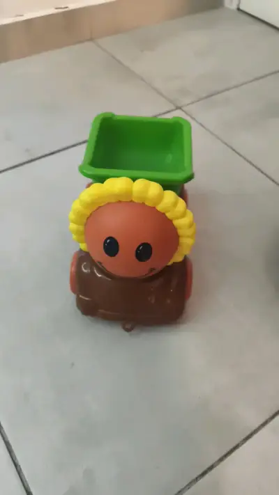 Camión de juguete infantil con figura de león - miniatura 1