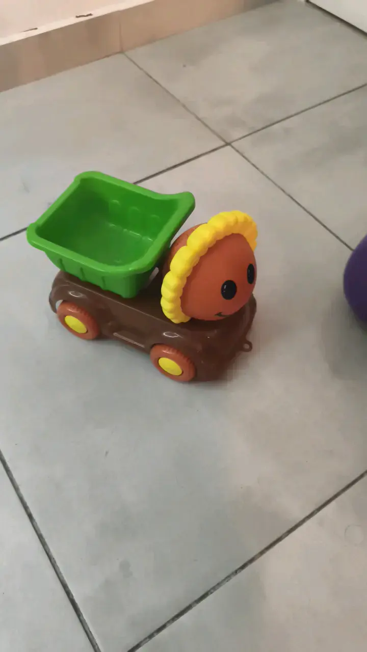 Camión de juguete infantil con figura de león - 2
