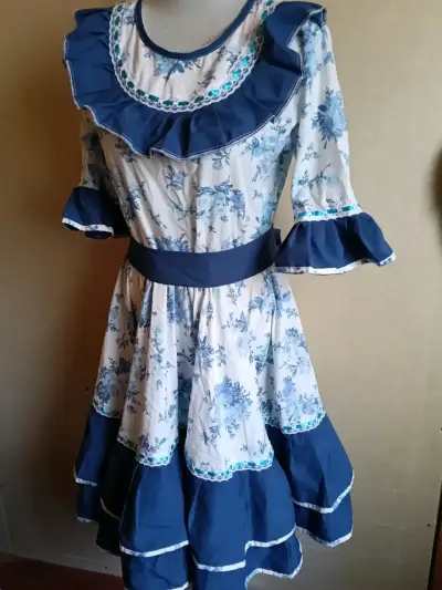 Vestido folclórico azul con estampado floral - miniatura 1