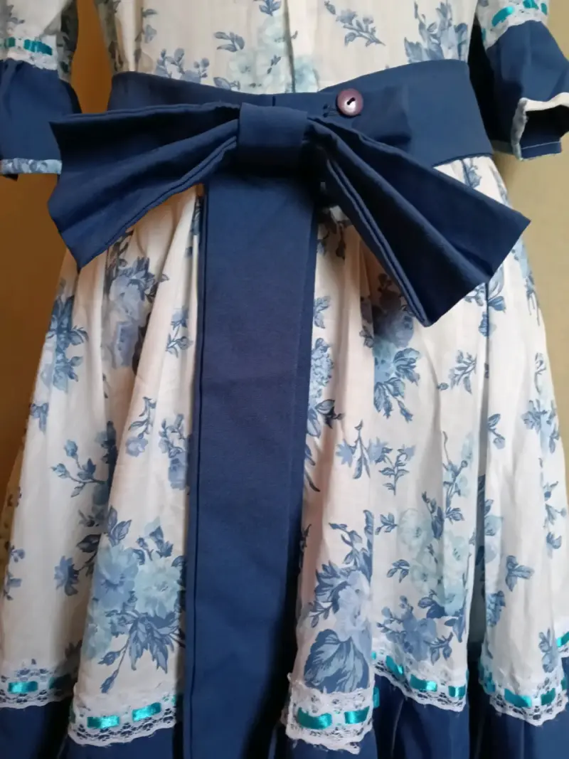 Vestido folclórico azul con estampado floral - 2