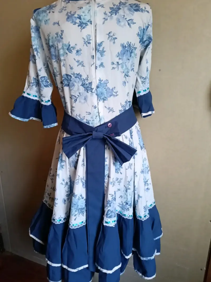 Vestido folclórico azul con estampado floral - 3