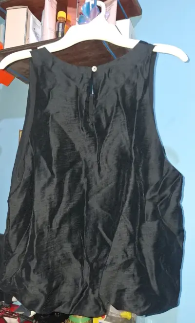 Blusa sin mangas negra Marquis elegante - miniatura 2