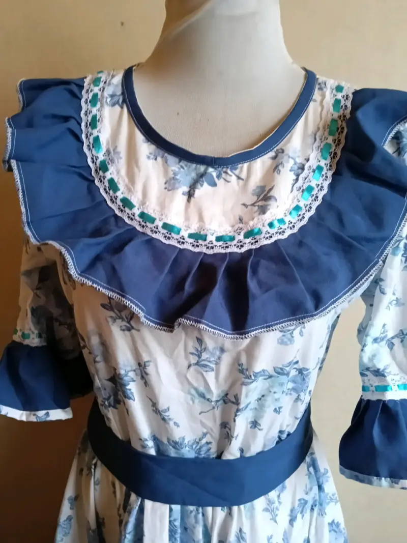 Vestido folclórico azul con estampado floral - 4
