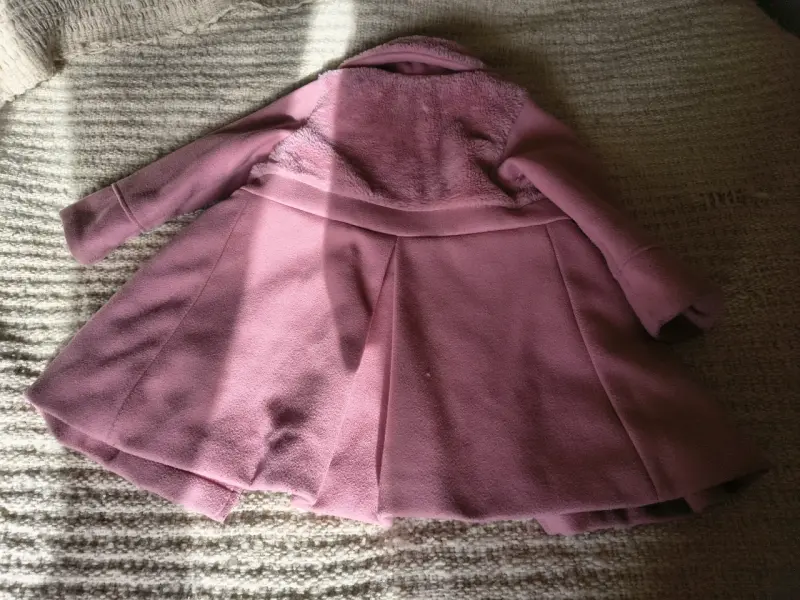 Abrigo de niña rosado con detalles de peluche - 2