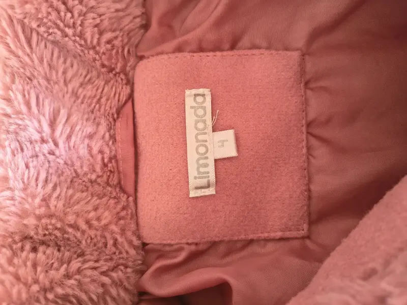 Abrigo de niña rosado con detalles de peluche - 3