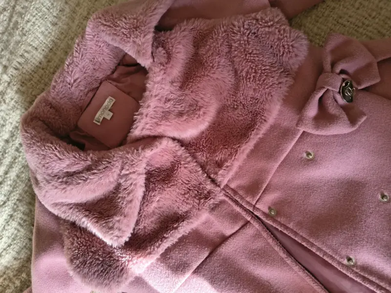 Abrigo de niña rosado con detalles de peluche - 4