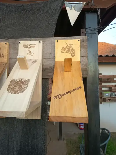 Soporte de madera para cascos de moto con diseño grabado - miniatura 1