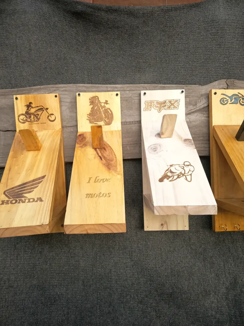 Soporte de madera para cascos de moto con diseño grabado - 2