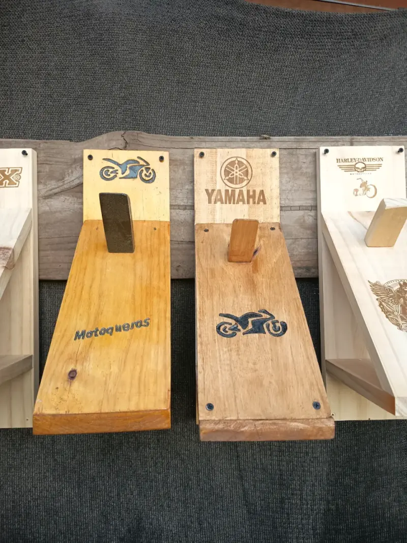 Soporte de madera para cascos de moto con diseño grabado - 3