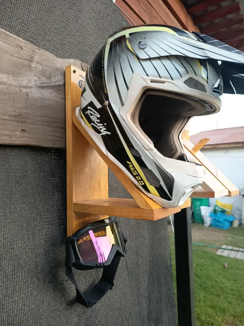 Soporte de madera para cascos de moto con diseño grabado - 4