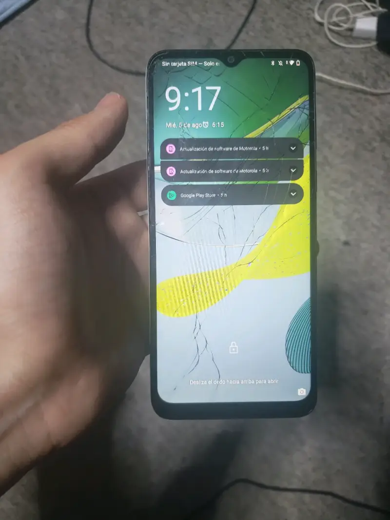 Motorola E13 con pantalla rota - 1