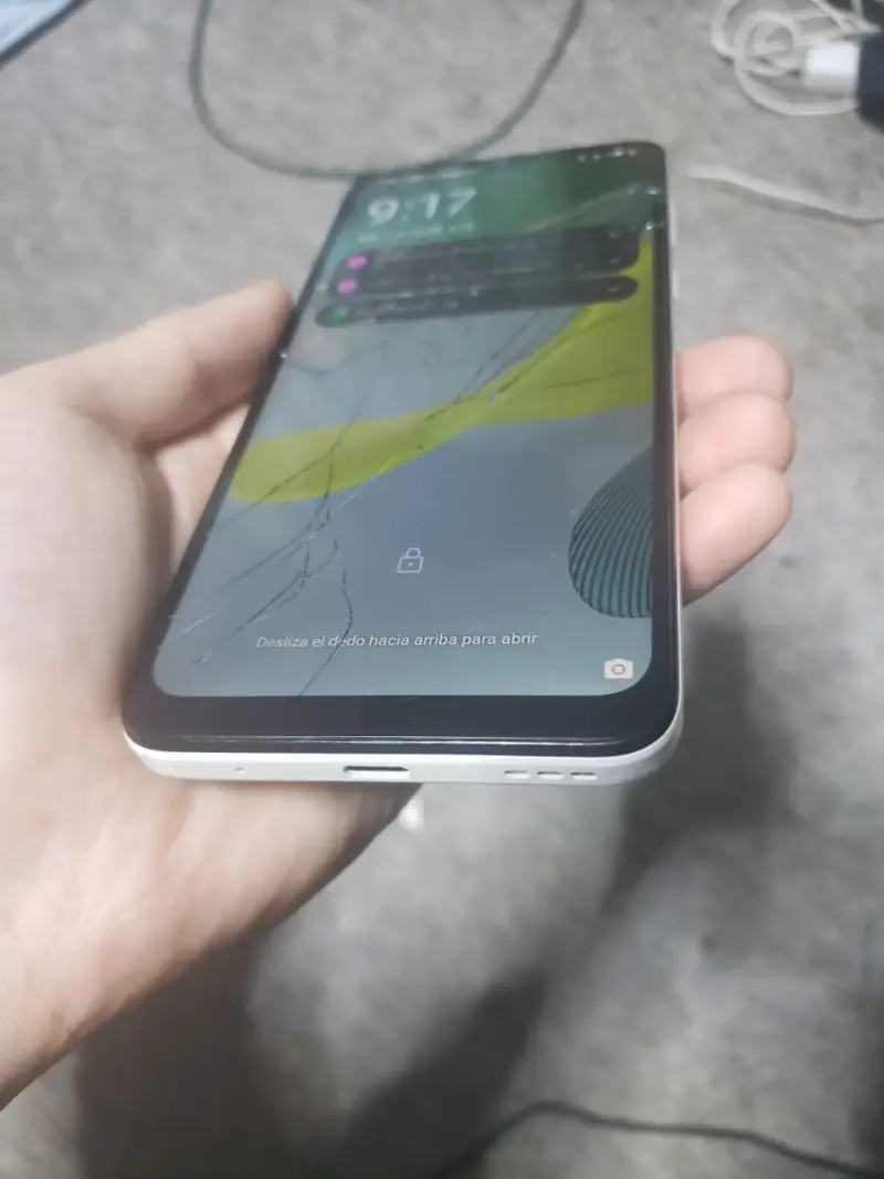 Motorola E13 con pantalla rota - 2