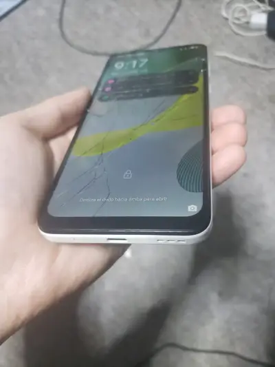 Motorola E13 con pantalla rota - miniatura 2