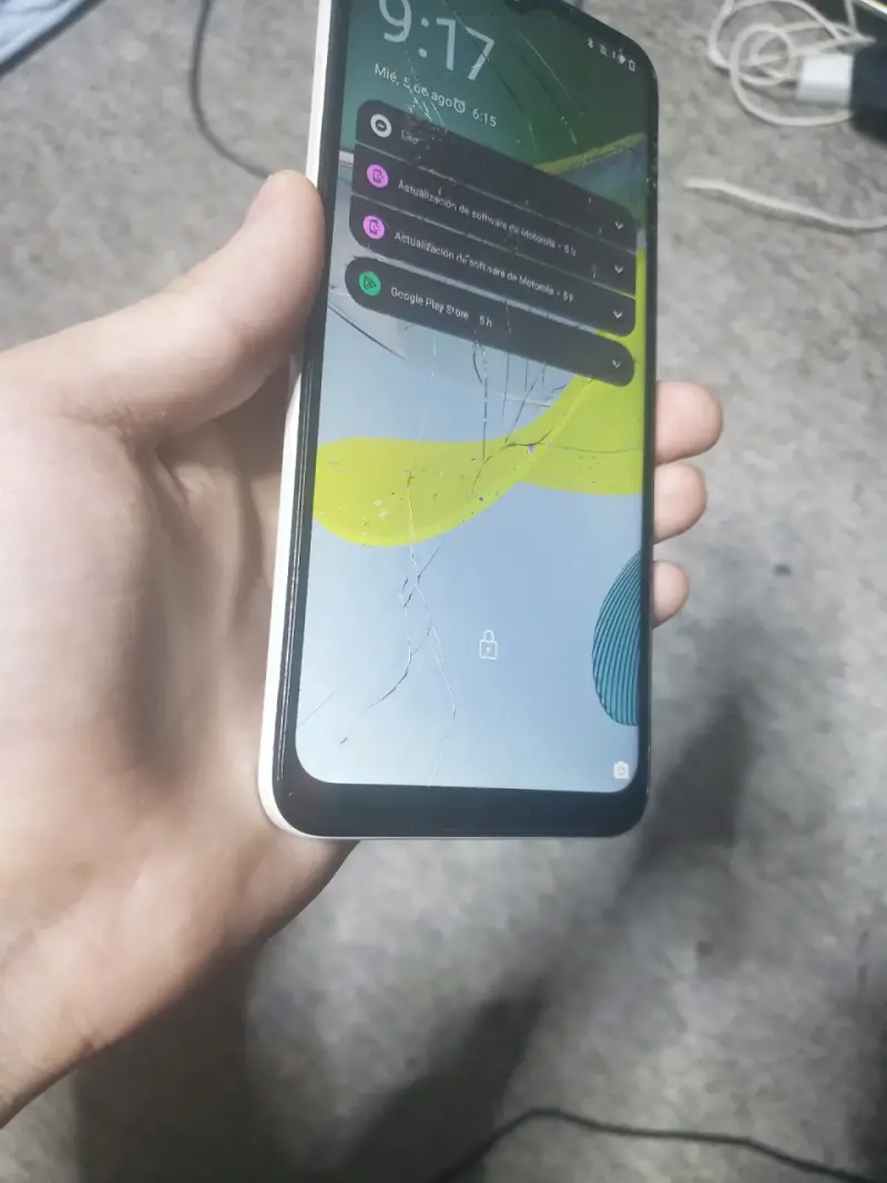 Motorola E13 con pantalla rota - 3
