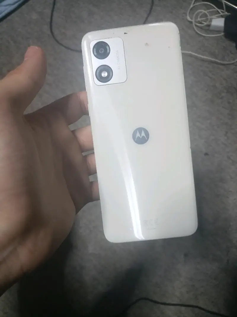 Motorola E13 con pantalla rota - 4