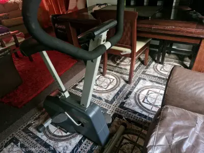 Bicicleta estática para ejercicio en casa - miniatura 1