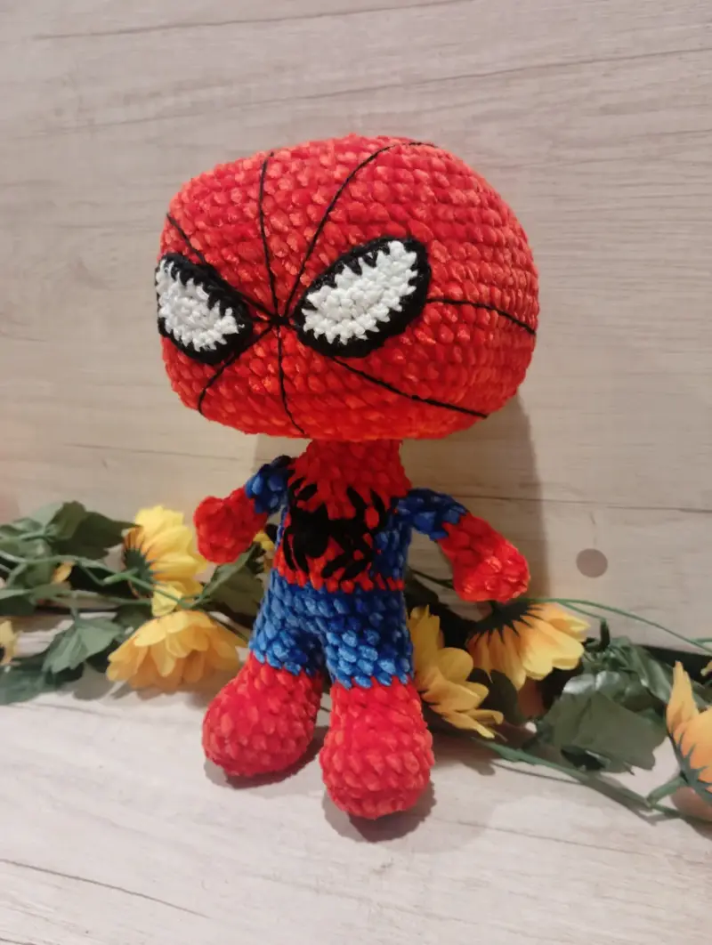 Spiderman amigurumi heco a mano - 2