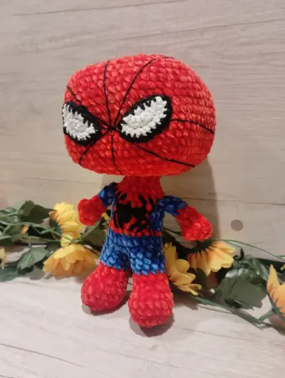Spiderman amigurumi heco a mano - miniatura 2