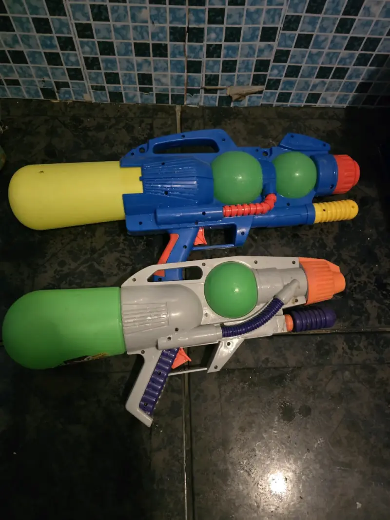 Pistolas de agua grandes para niños