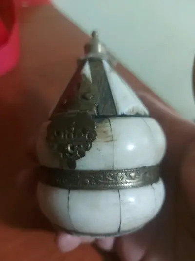 Caja decorativa de hueso y metal - miniatura 1