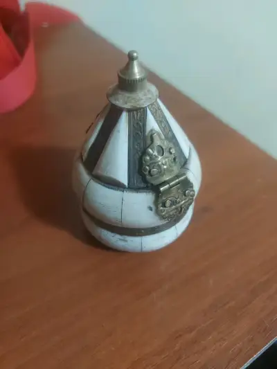 Caja decorativa de hueso y metal - miniatura 2
