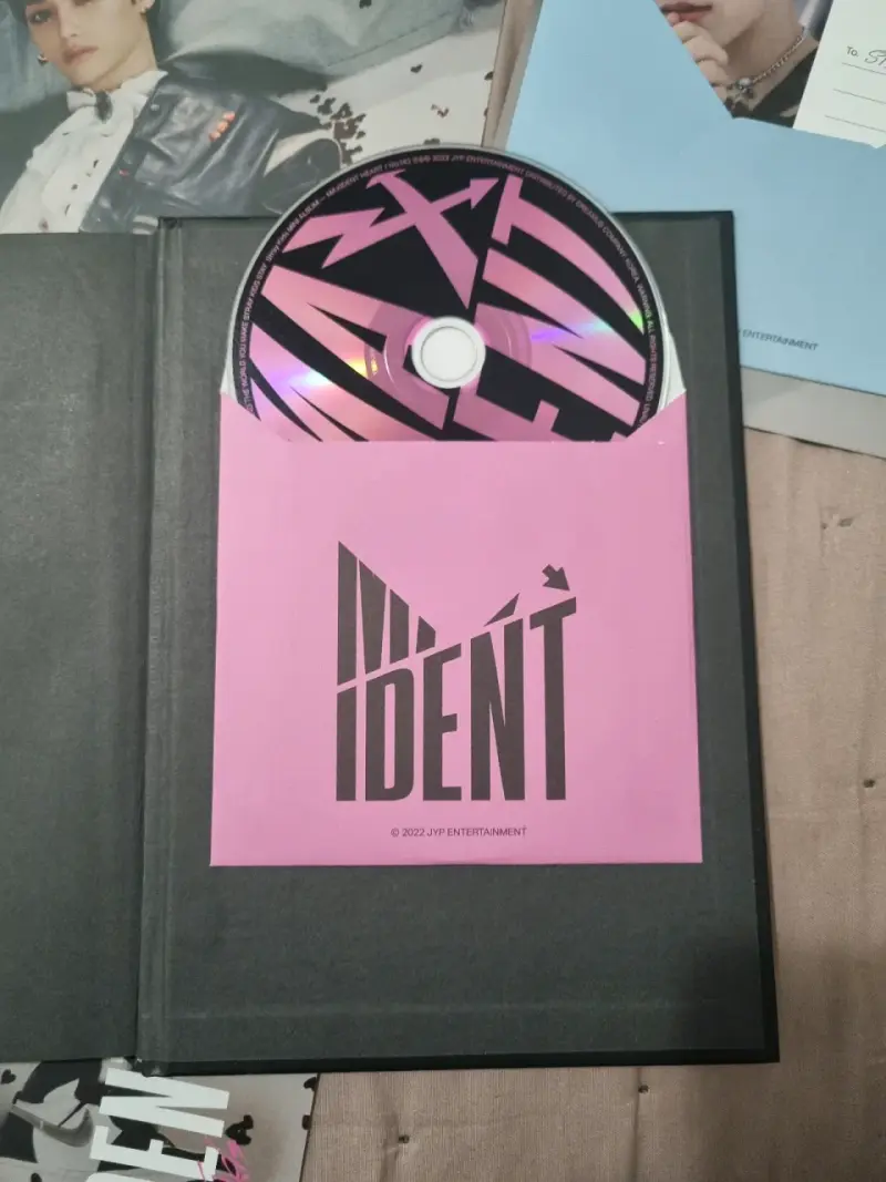 Álbum Maxident de Stray Kids con póster - 3