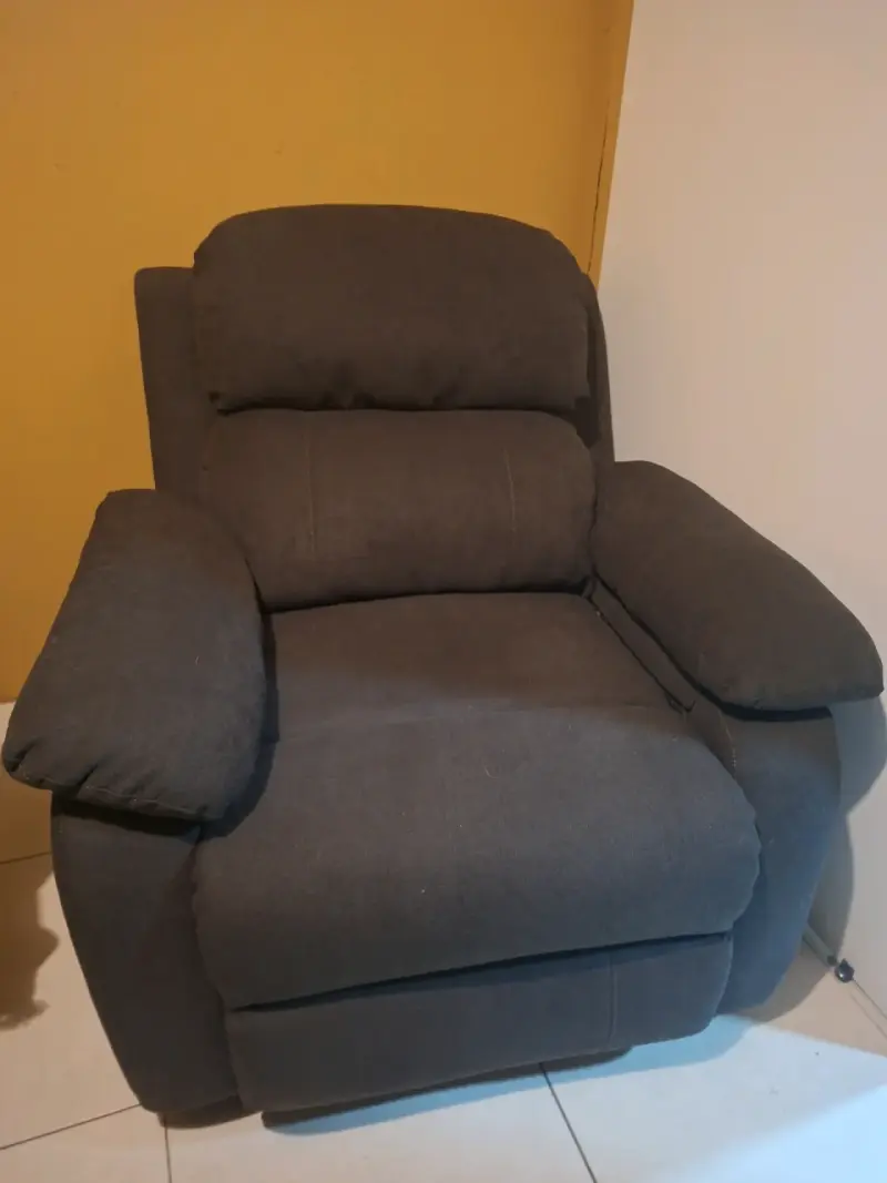 Sillón reclinable de tela gris oscuro - 1