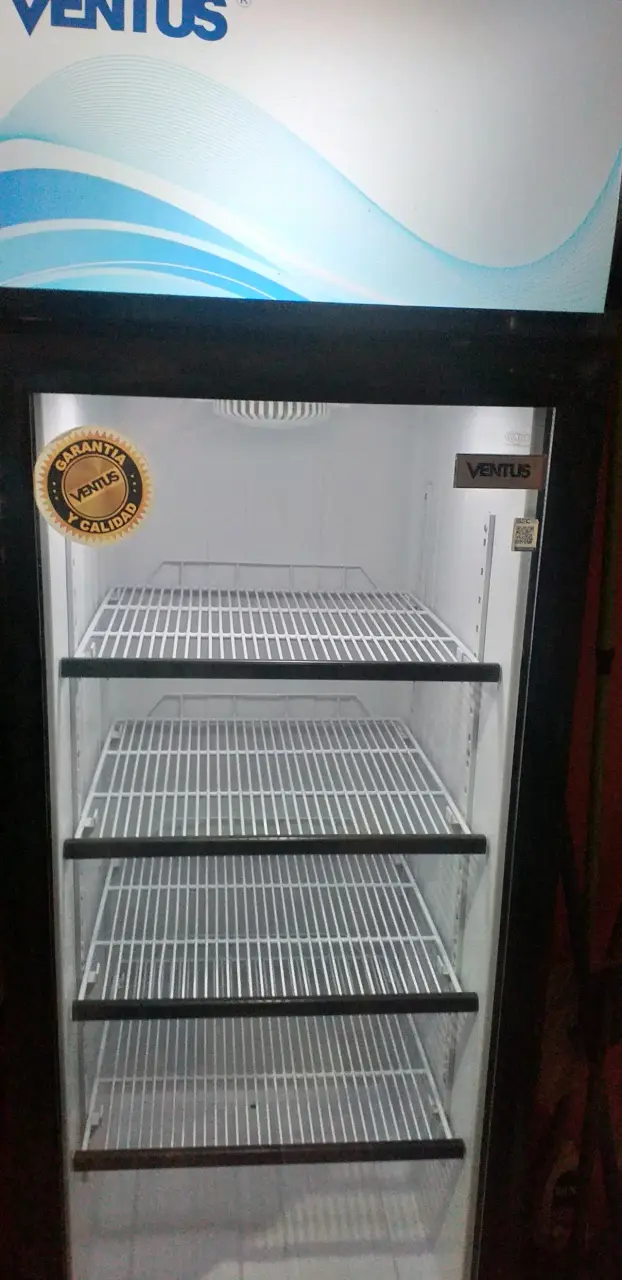 Refrigerador exhibidor Ventus con puertas de vidrio - 1