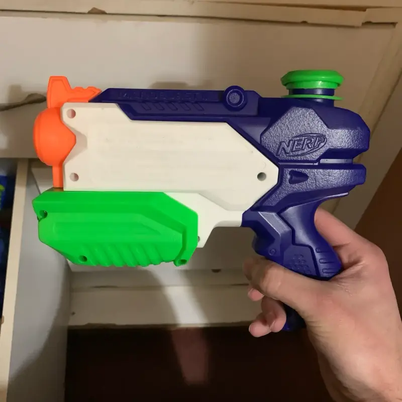 Pistola de agua Nerf Super Soaker azul y verde