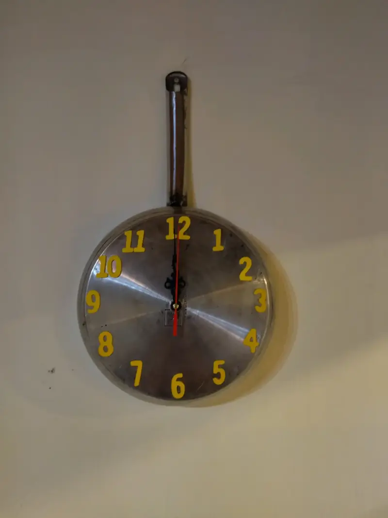 Reloj de pared con diseño de sartén