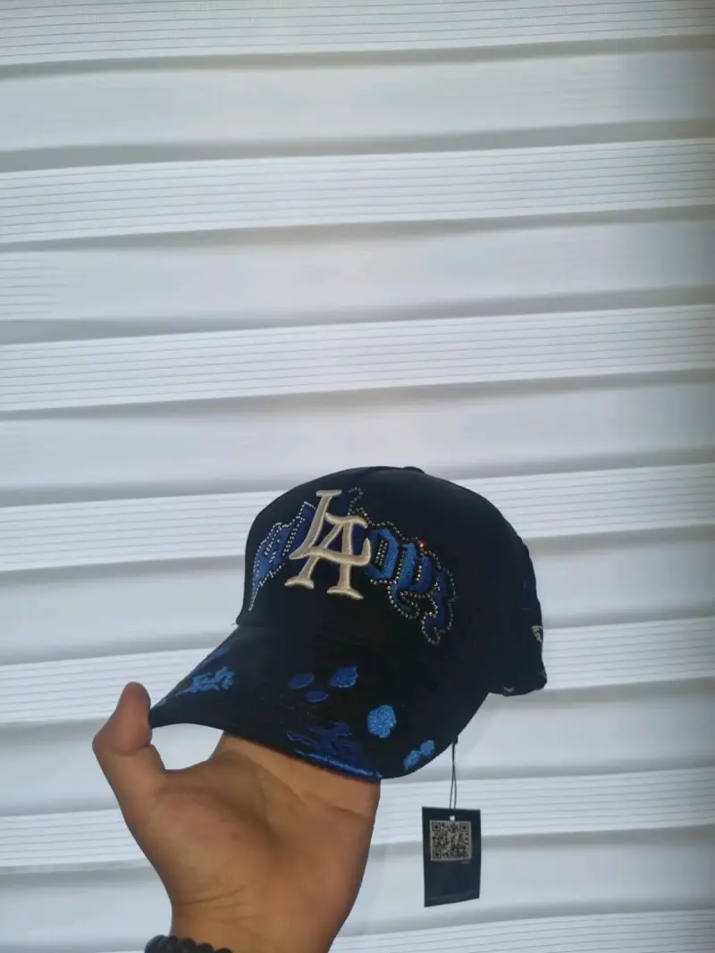 Gorra negra con diseño bordado LA - 1