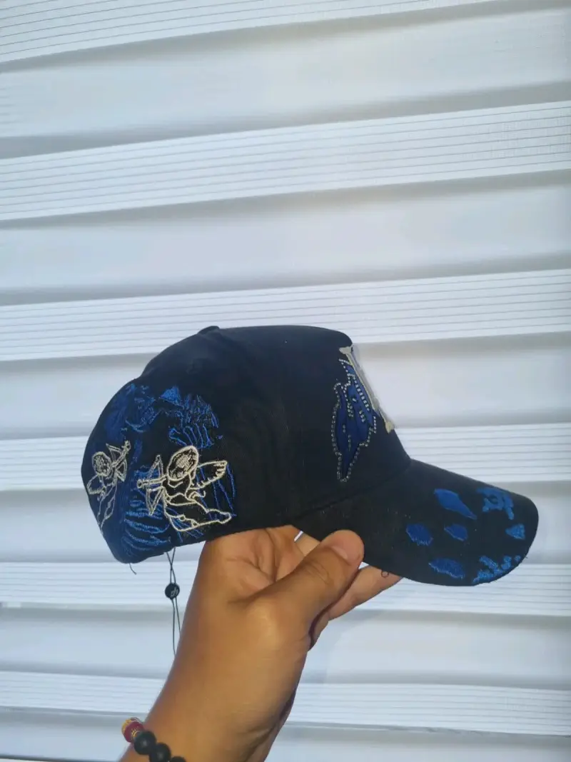 Gorra negra con diseño bordado LA - 2