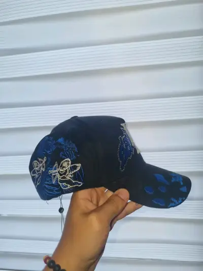 Gorra negra con diseño bordado LA - miniatura 2