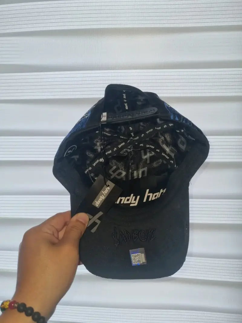 Gorra negra con diseño bordado LA - 3