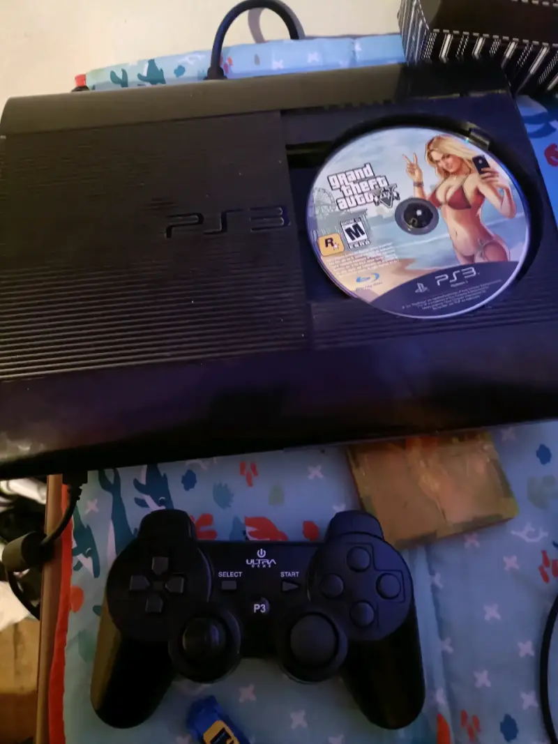 Consola PS3 con control y juego GTA V - 1