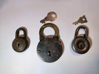 Set de candados antiguos con llaves - miniatura 1