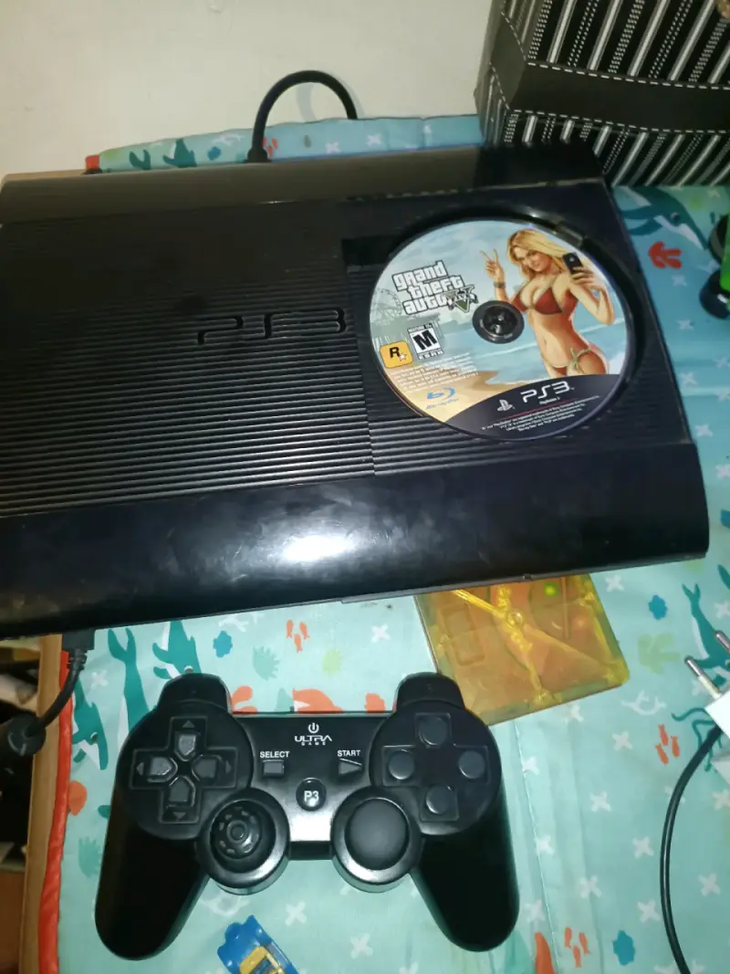 Consola PS3 con control y juego GTA V - 2