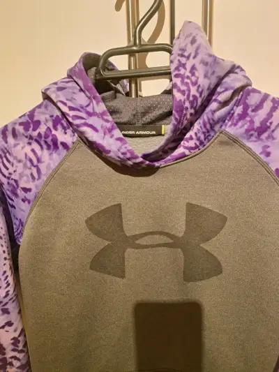 Polerón con capucha Under Armour gris y morado - miniatura 2