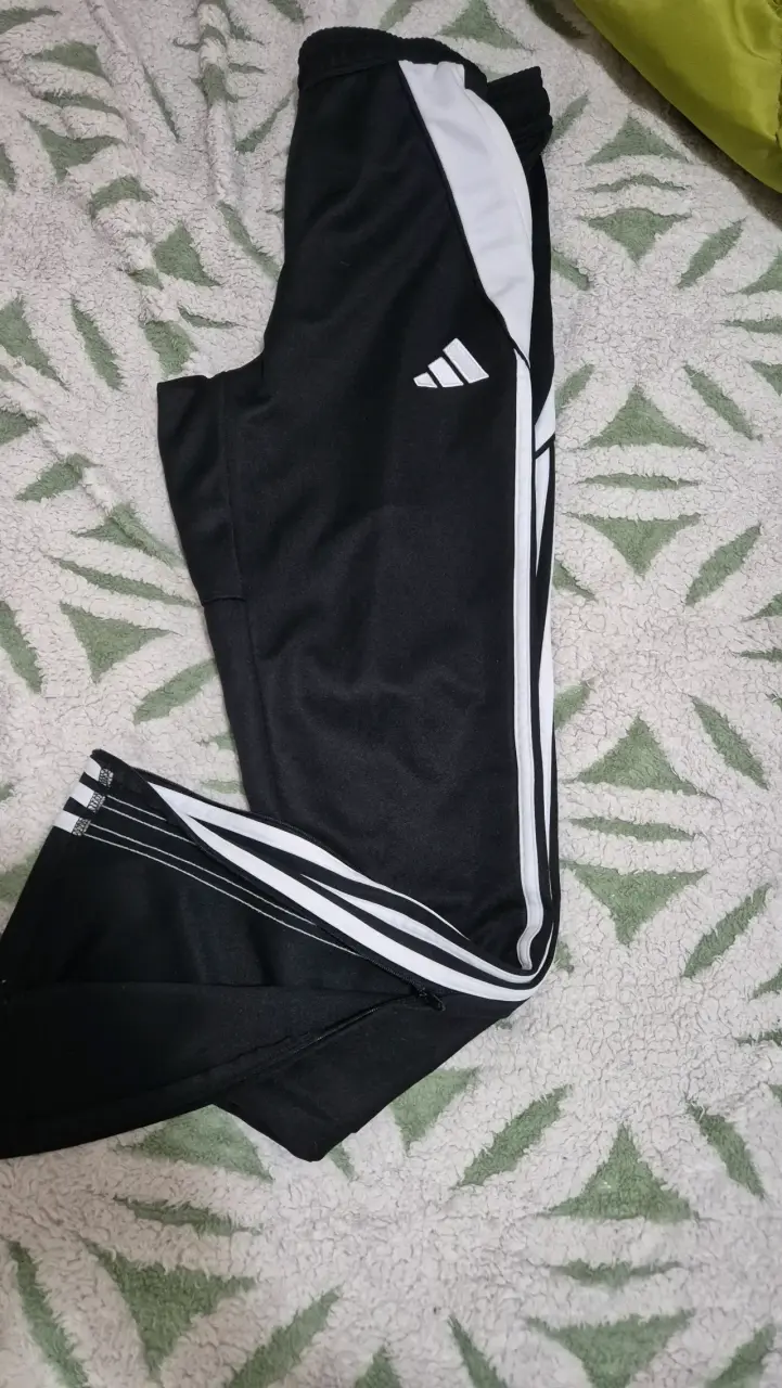 Pantalones deportivos negros Adidas con franjas blancas